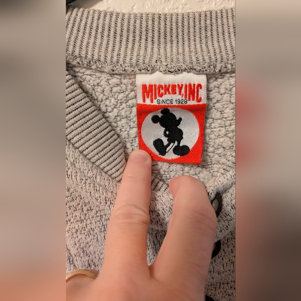 Vintage Walt Disney World Men's Gray Sweater with Embroidered Detail - Picture 5 of 6